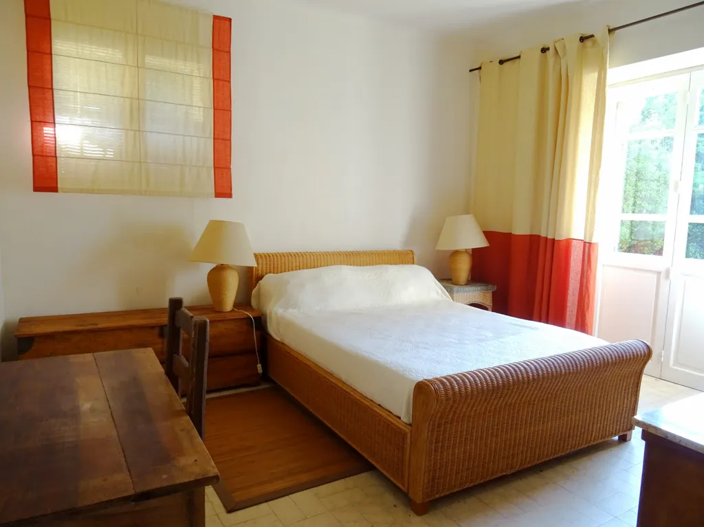 A vendre proche d'Avignon, maison de maître avec dépendances, tennis et piscine    