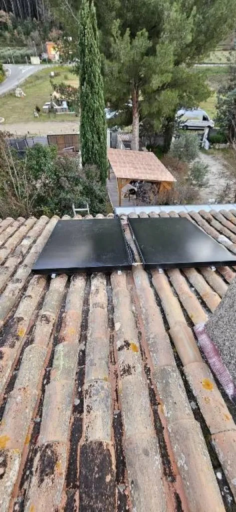 Pose en toiture de deux capteurs Helio France pour chauffe eau solaire 