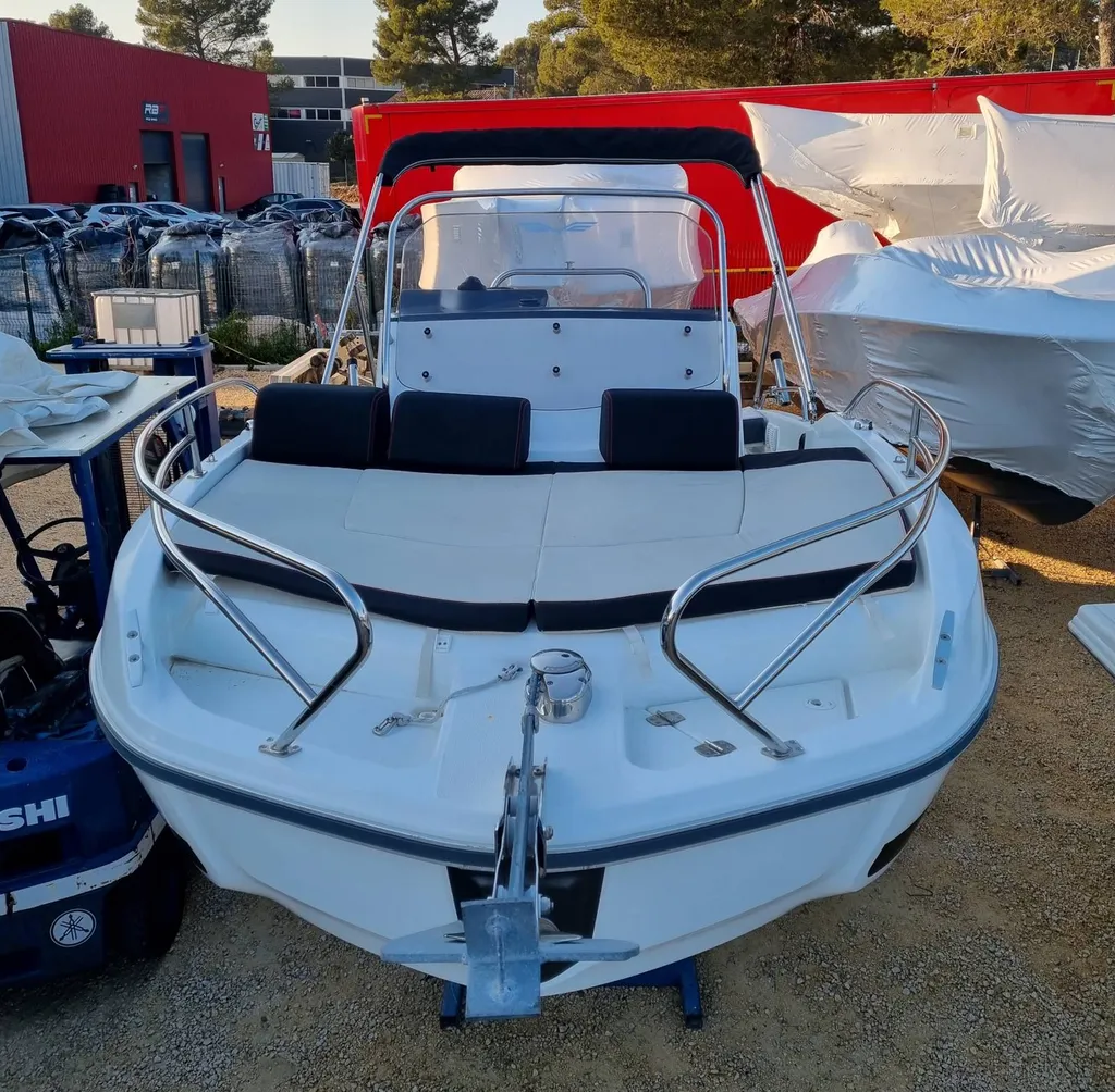 Acheter d'occasion un coque open Beneteau à Bandol