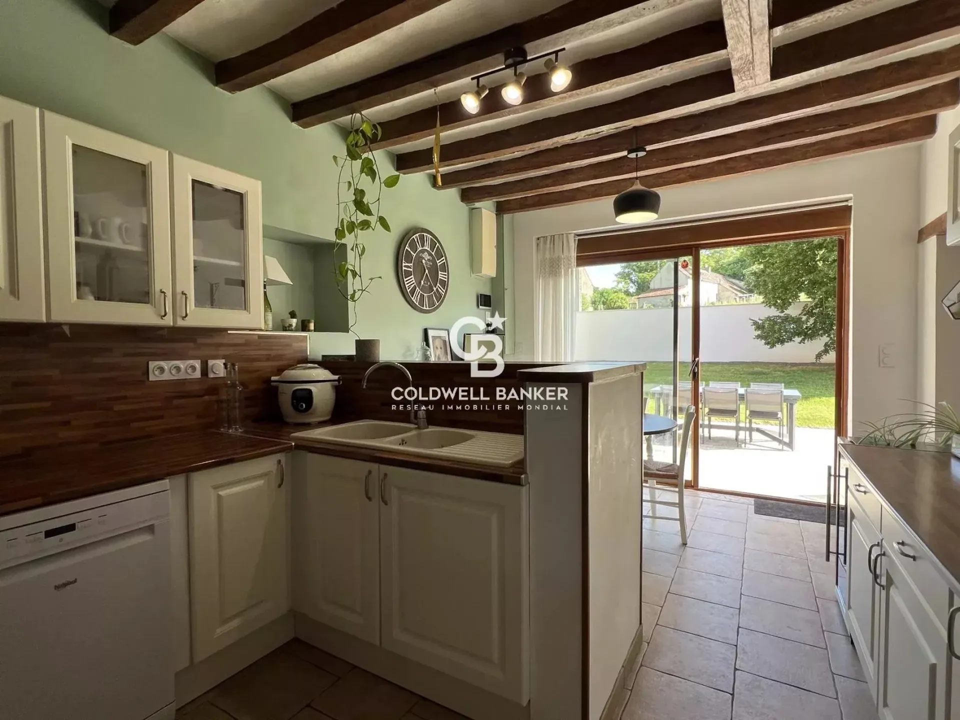 maison avec piscine chauffée et grand terrain au calme en sarthe