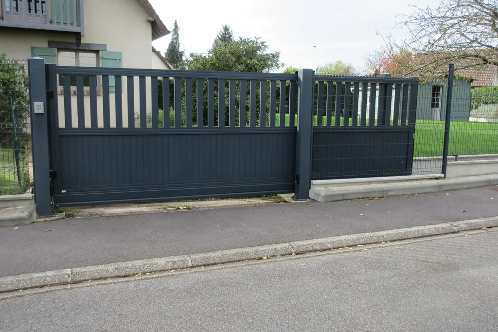 Installation de Portail Coulissant Autoportant Motorisé Design, Modèle Aluminium Sur-Mesure à Beuzeville dans l'Eure 27 et Pont-Audemer