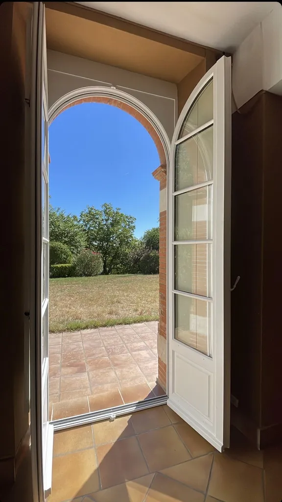 Installation de fenêtre en bois sur mesure à Toulouse cintrée avec double vitrage pour avoir une meilleure isolation phonique