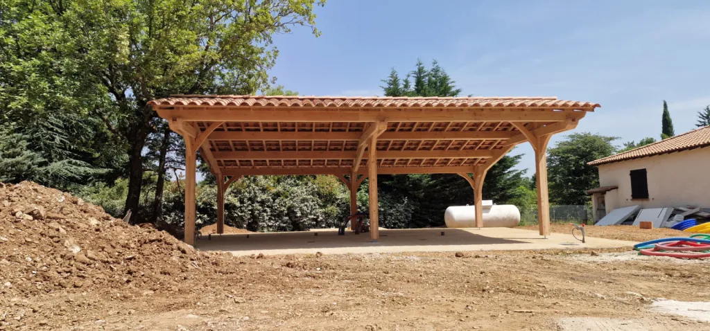 Carport bois douglas contrecollé avec couverture tuiles – installation sur Plan d’Aups dans le Var