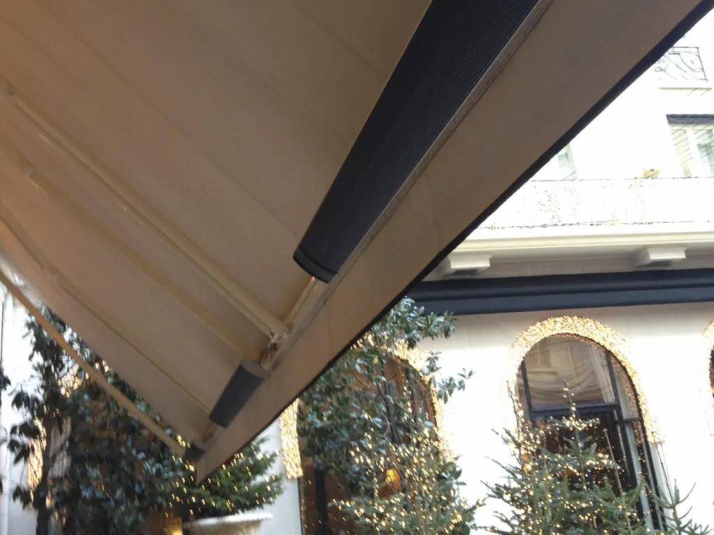 Store banne équipé de chauffages à  infrarouge