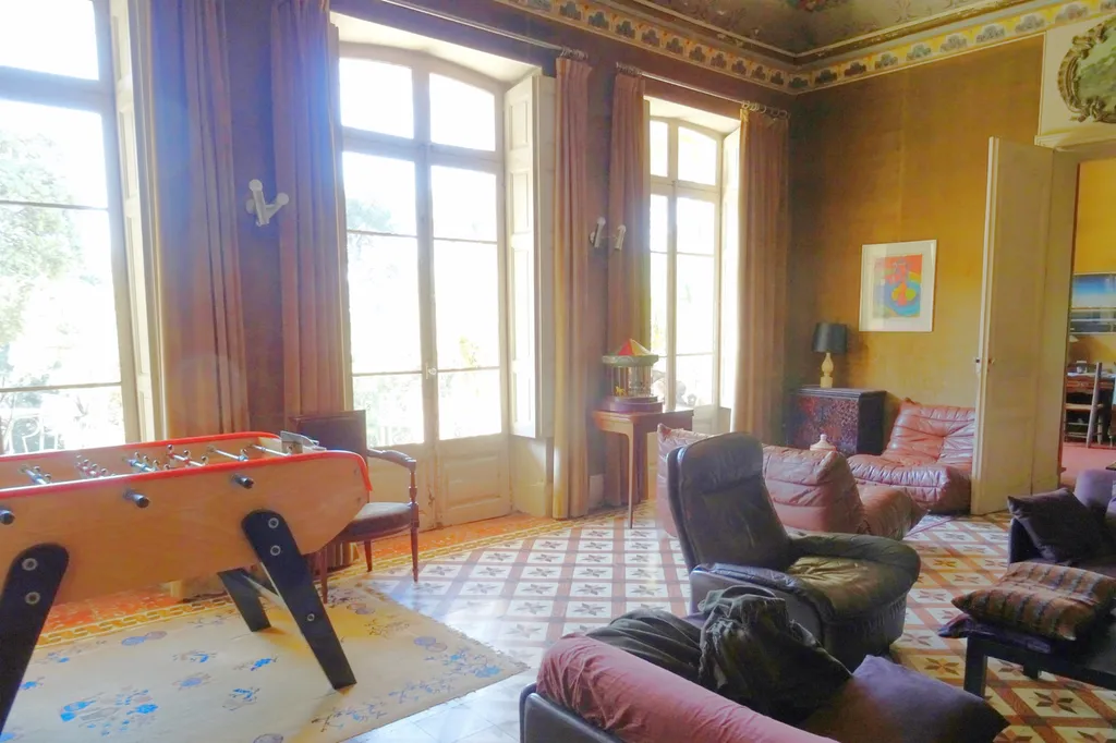 A vendre proche d'Avignon, maison de maître avec dépendances, tennis et piscine    