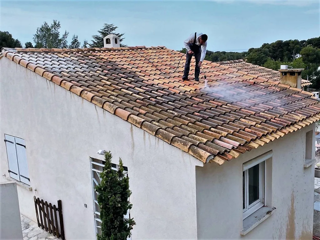 nettoyage des tules en cours sur aix en provence