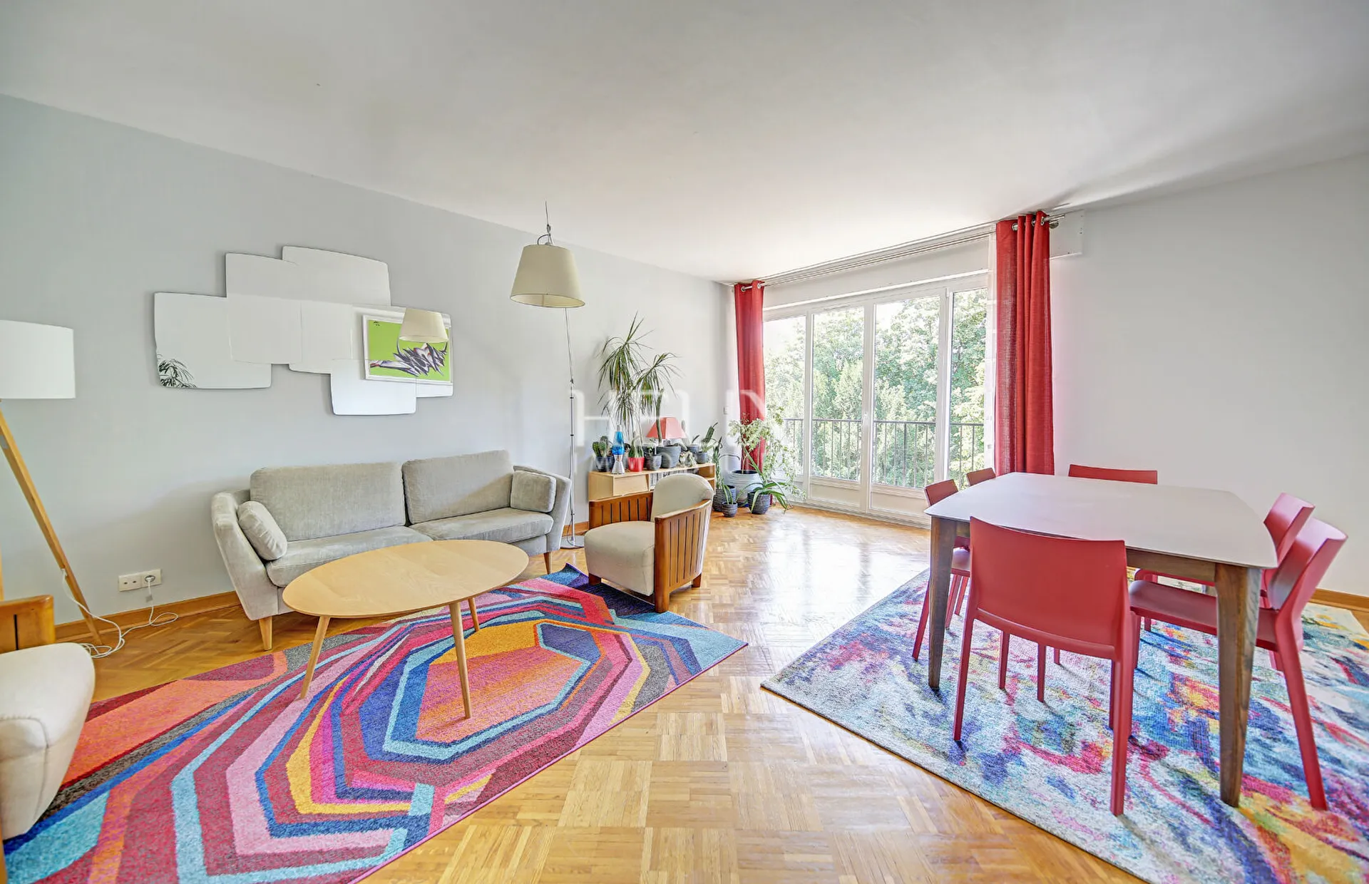 Séjour lumineux avec accès loggia / balcon 