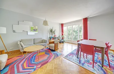 Séjour lumineux avec accès loggia / balcon 