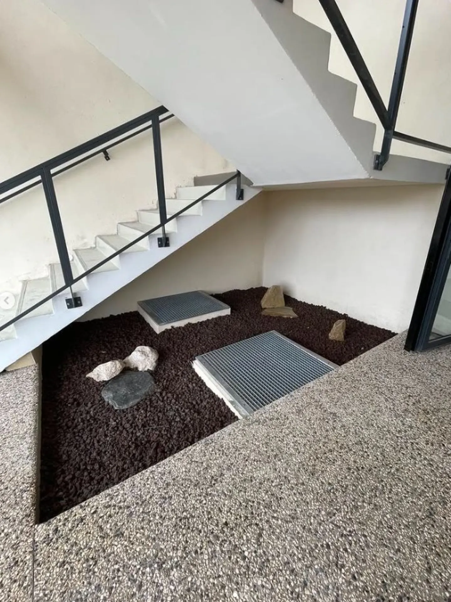 Aménagement paysager à Quissac : plantation de haie, pose de pouzzolane et semis de prairie sèche avec Vert Parc Paysagiste