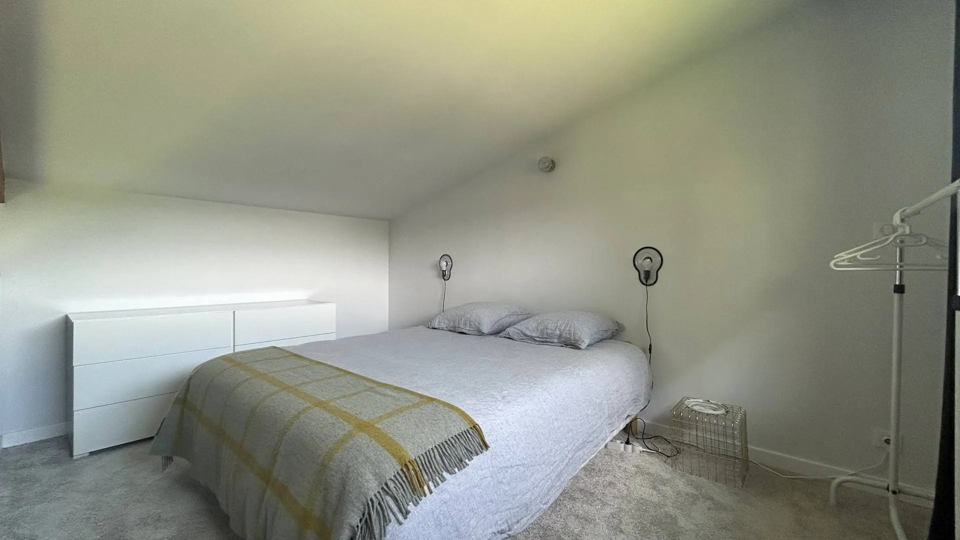 A vendre, ambiance chaleureuse à l’étage – Salon d’étage avec poutres apparentes et accès à deux belles chambres en enfilade.