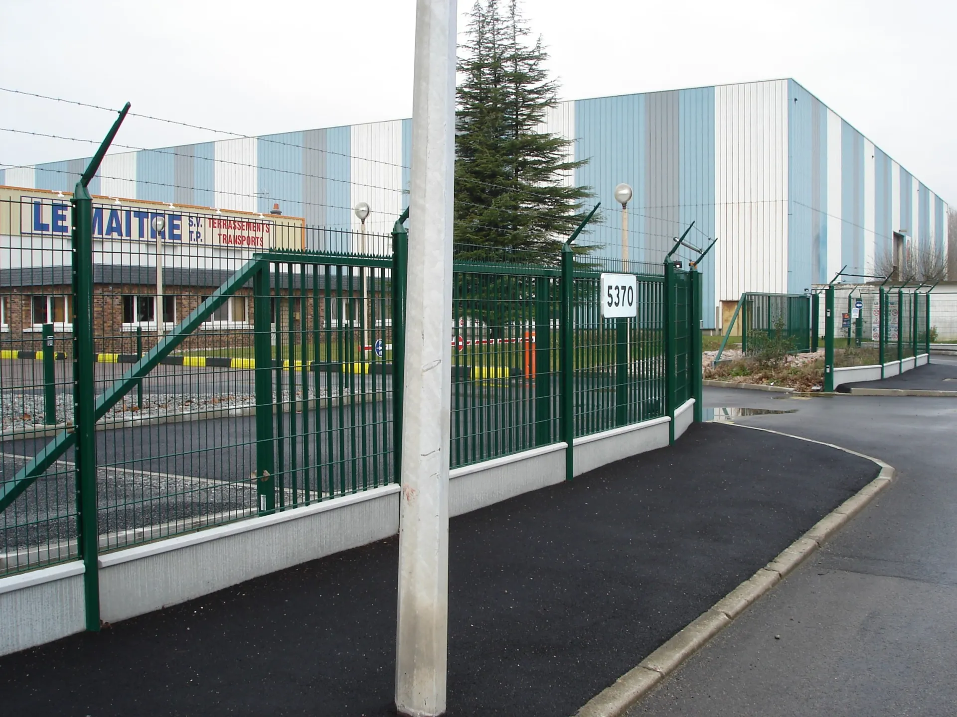 Fermeture de parc de stationnement pour engins TP en Normandie