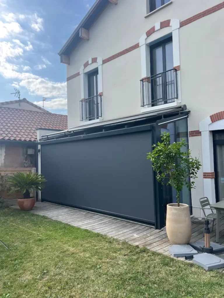 Installation store extérieur de véranda motorisé ALTO Soltis Perform sur mesure avec télécommande Somfy à Toulouse Sept Deniers