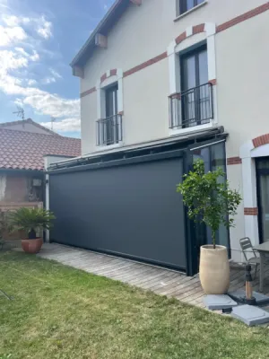 Installation store extérieur de véranda motorisé ALTO Soltis Perform sur mesure avec télécommande Somfy à Toulouse Sept Deniers