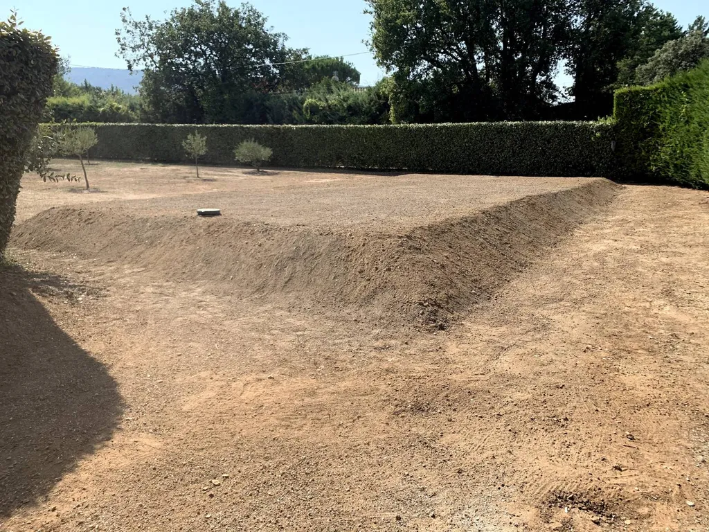 Terrassement de terrain en rehaussement, pour lit d'épandage dans le Luberon