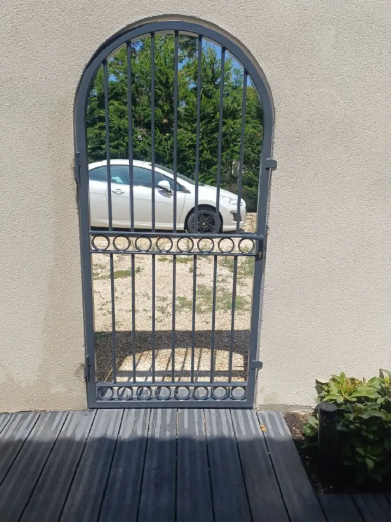 PORTILLON EN FER FORGE FABRIQUE SUR MESURE AVEC POSE SUR SITE  SUIVANT LA DEMANDE DE NOTRE CLIENT A MARTIGUES DANS NOS ATELIERS DE FERRONNERIE 