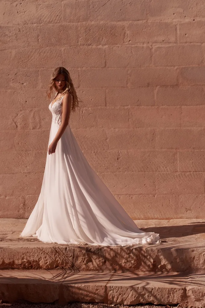 Robe de mariée modèle Marano en mousseline, corset baleiné décolleté V,  et dentelle de feuillage de la collection confort 2025 à Marseille