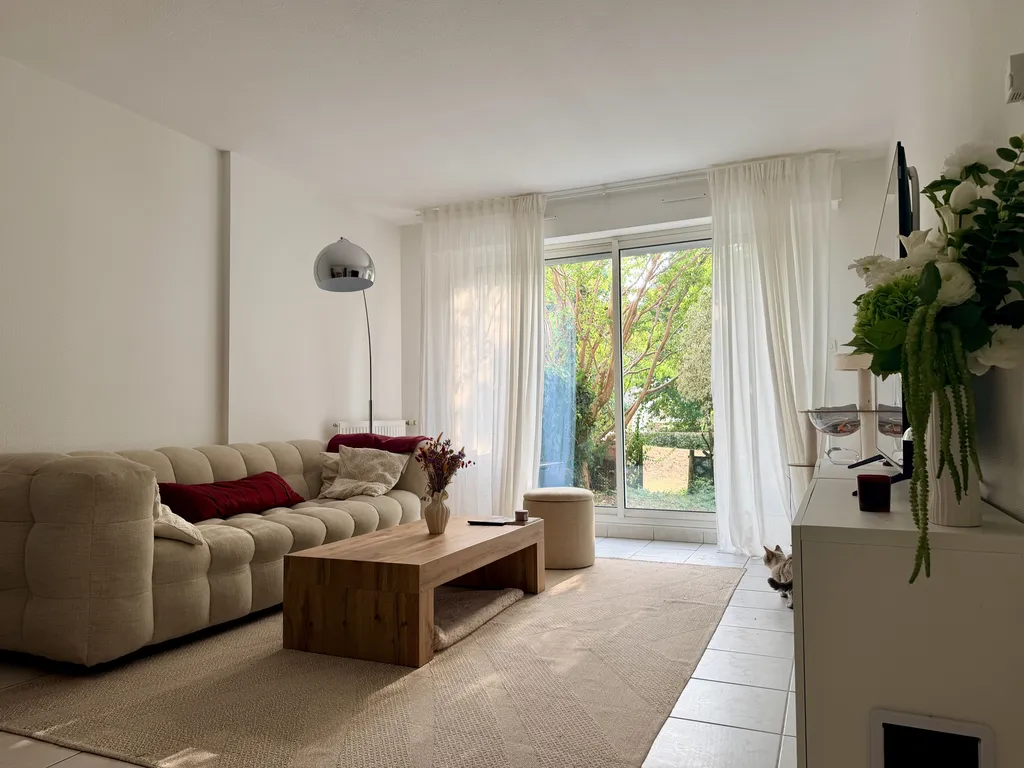 Acheter un bel appartement T2 de 54m2 à Bordeaux Caudéran au rez de chaussée avec jardin privatif, 1 chambre dans une résidence sécurisée 
