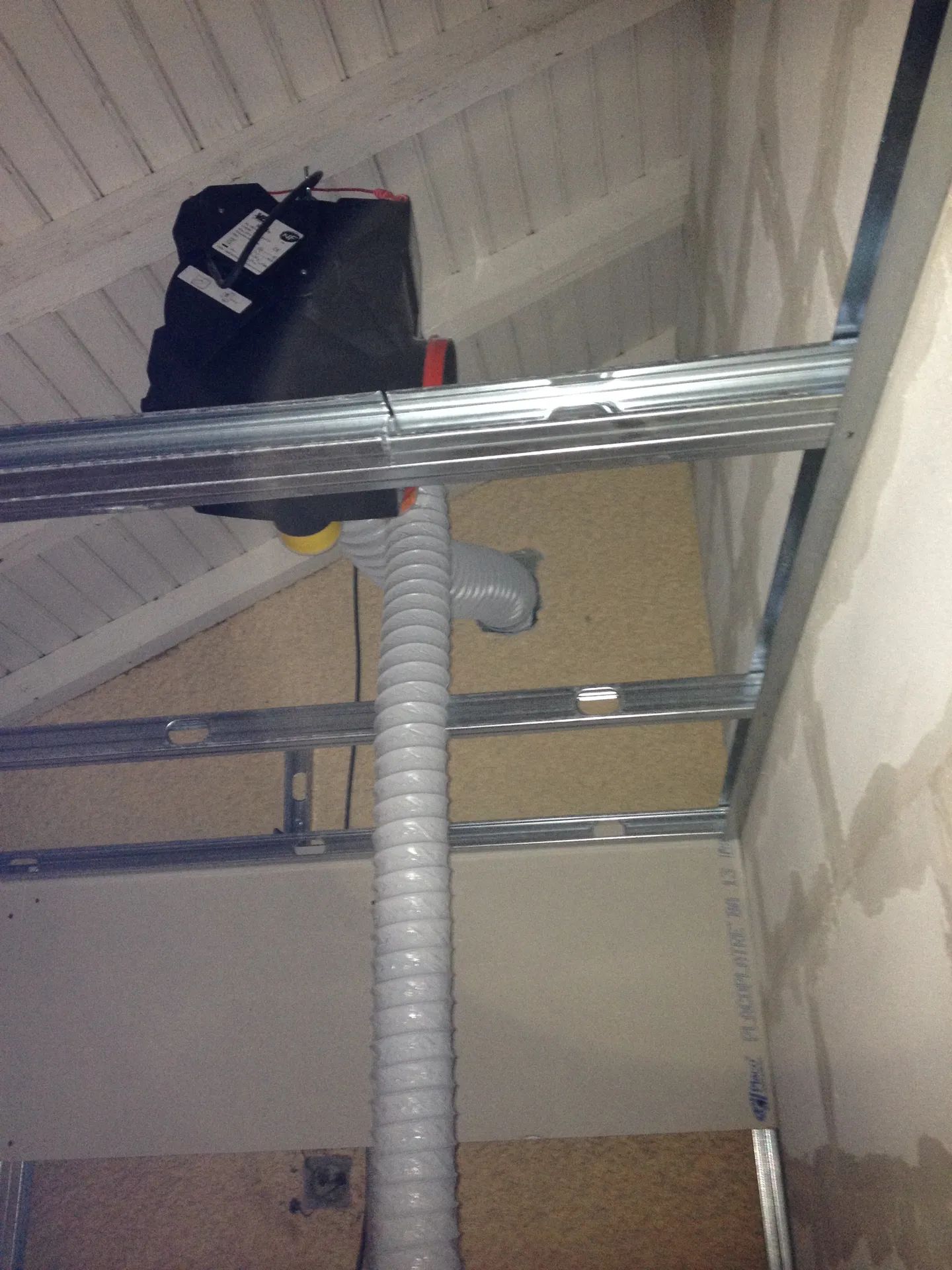 Installation d’une VMC simple flux à Beaujeu pour améliorer la qualité de l’air et réduire l’humidité