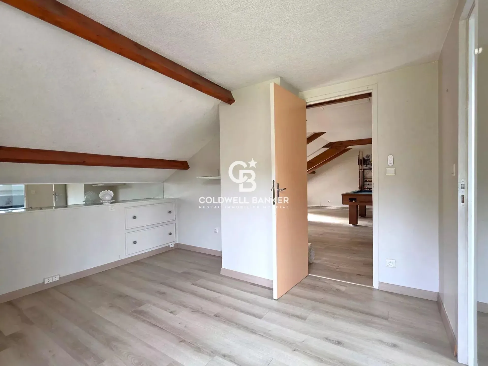 à vendre une maison familiale avec double séjour et grand jardin Guécélard