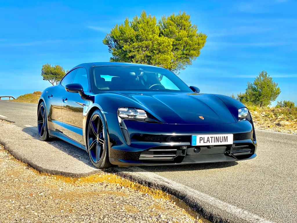 Réparation carrosserie SUR Porsche Taycan à Cassis choc avant avec véhicule de prêt