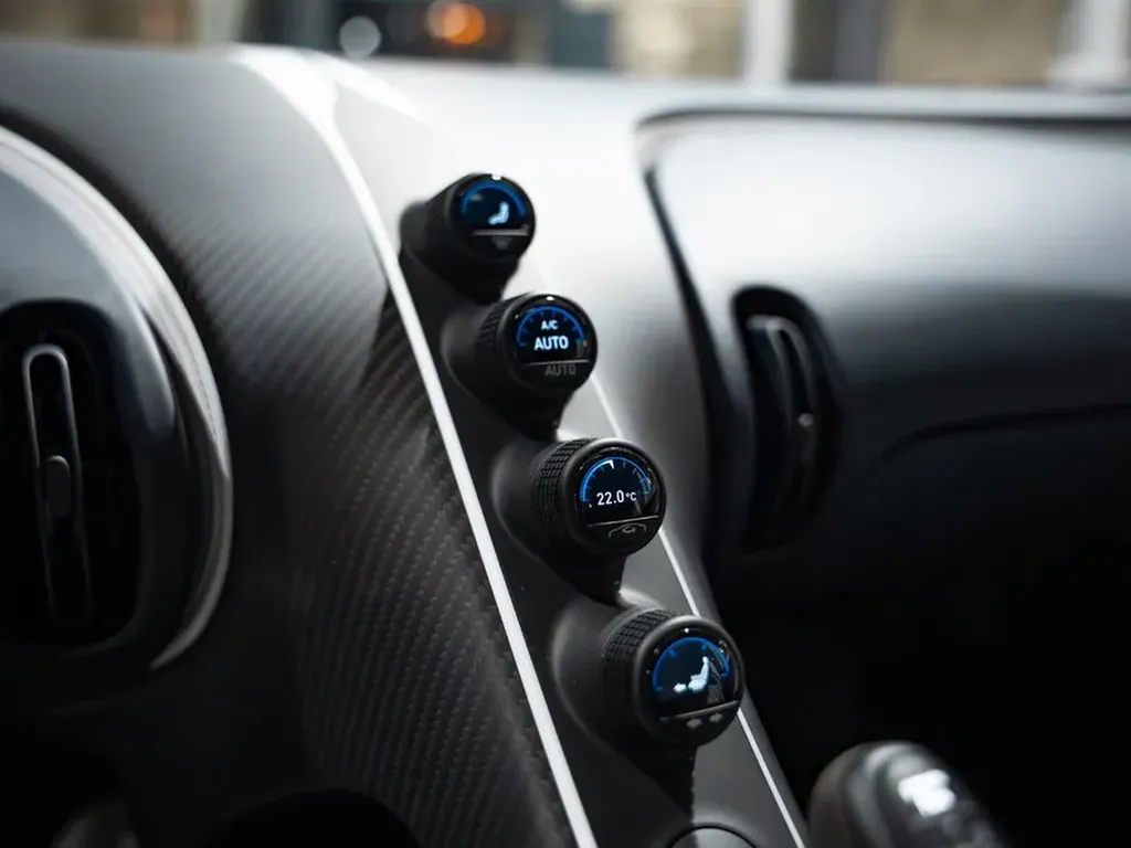 Commandes climatisation Bugatti Chiron Sport – finition carbone haut de gamme Bordeaux