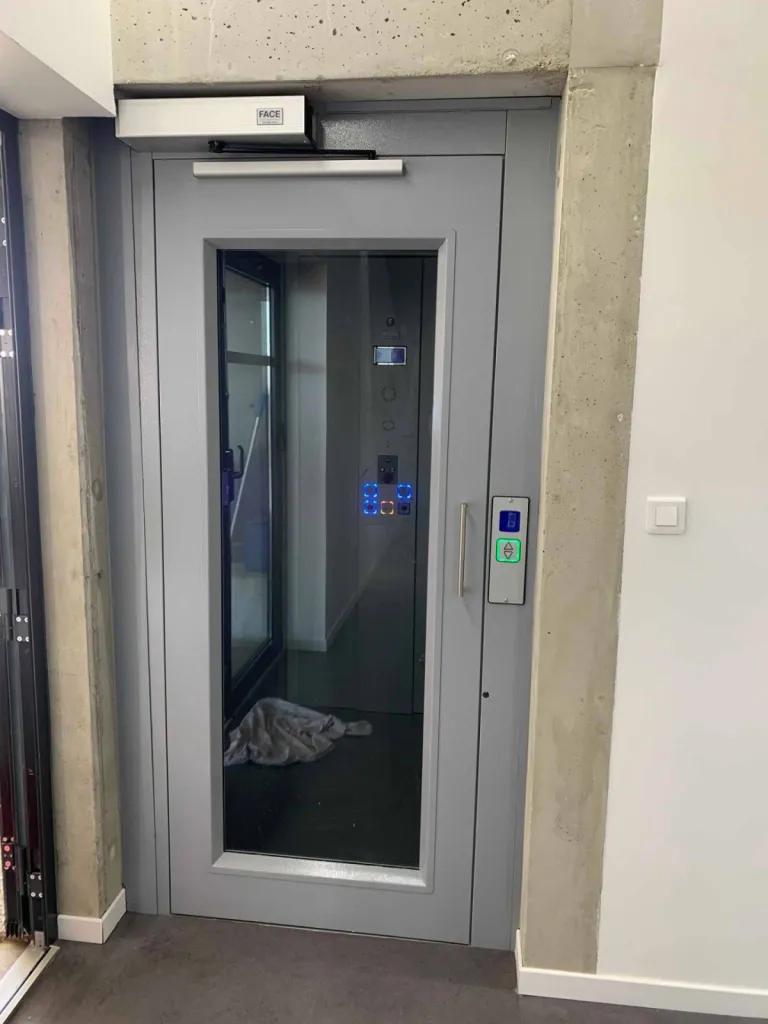 Porte panoramique verre transparent pour cet élévateur vertical VIMEC au sein d'une maison de santé entre Arles & Marseille