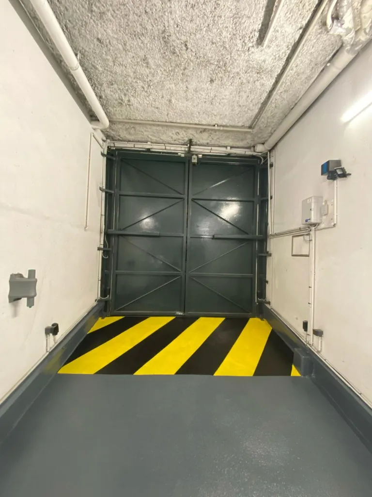 Réalisation d'un revêtement de parking en résine époxy SIKA sur 1450 m² avec traçage des emplacements à Paris dans le 16e arrondissement