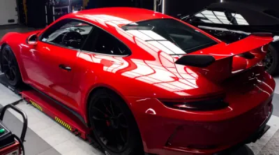 Détails Exclusifs du Film XPEL en Action : Explorez les détails exclusifs de la Porsche 911 992 GT3 Phase 2 avec cette image mettant en évidence le film de protection XPEL en action. Les impacts de gravier et les risques de la piste ne seront plus qu'un s