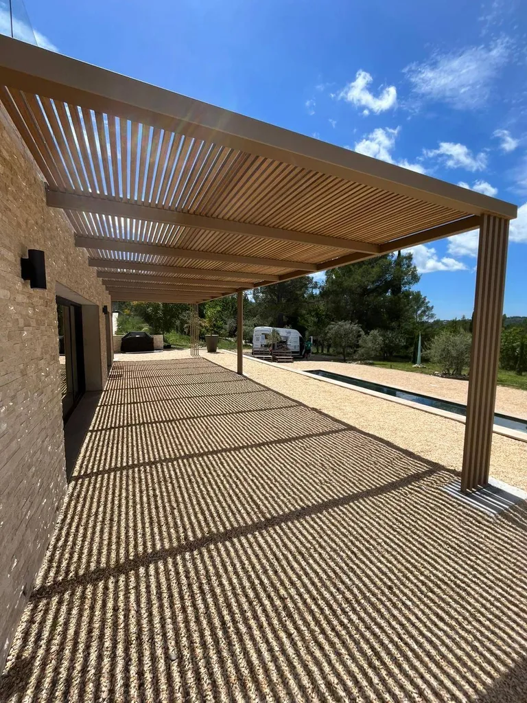 Pergola sur mesure acier et bois exotique à Cannes