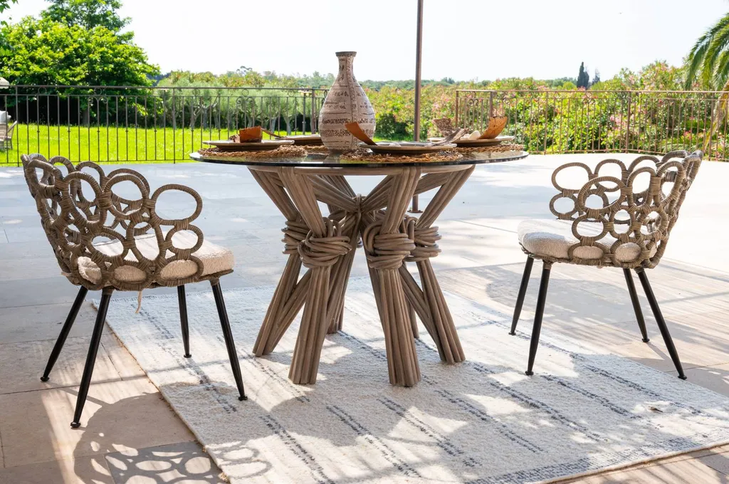 Table ronde avec plateau en verre et piètement en rotin