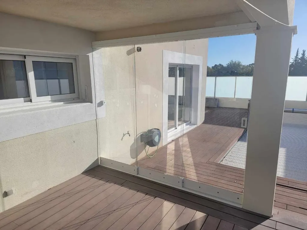 Installation d’un mur de verre panoramique coulissant 3 vantaux / 3 rails à Mèze dans l’Hérault – RG HABITAT