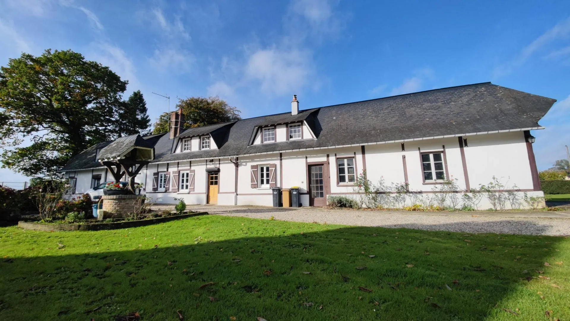 Longère de 153 m² avec dépendance sur 3300 m² de terrain, dans un village calme située à 20 mn de la Mer et de Dieppe, en Normandie, proche d'un bourg tous commerces.