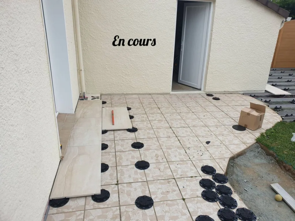 Pose et agrandissement d'une terrasse en dalle céramique sur plot et rail aluminium à Montivilliers proche Le Havre