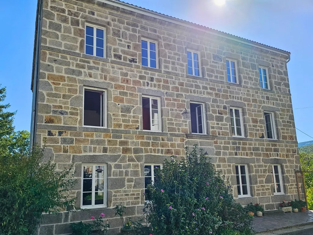 Pose de menuiseries sur mesure en PVC blanc BOUVET (30 fenêtres avec croisillons) près de Romans-sur-Isère (Drôme)