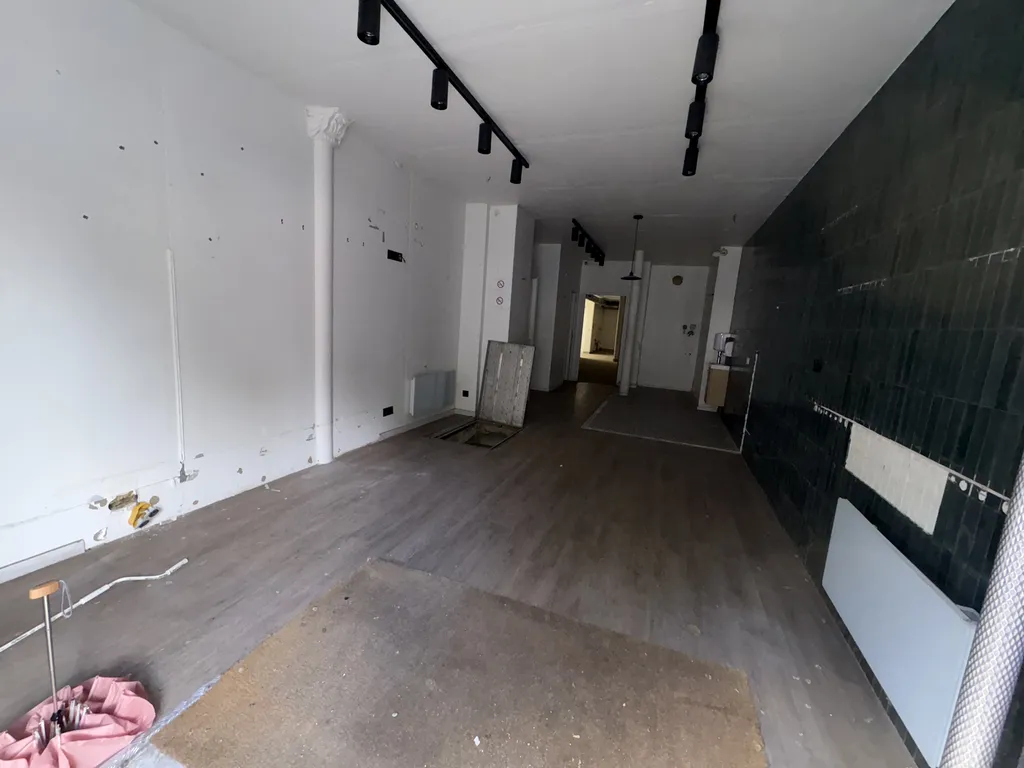 Location - Boutique 139 m², Batignolles, Boulevard des Batignolles 75017 PARIS