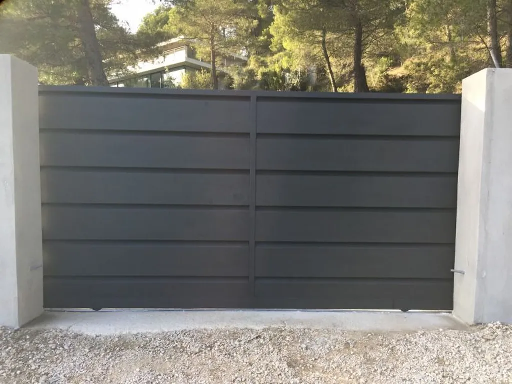 PORTAIL A LAME HORIZONTALE  EN ACIER ALU GRIS THERMOLAQUE