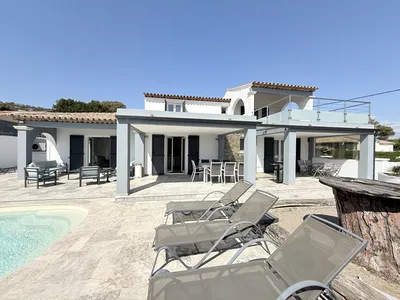 Villa front de mer à vendre aux Issambres – vue Méditerranée et piscine chauffée