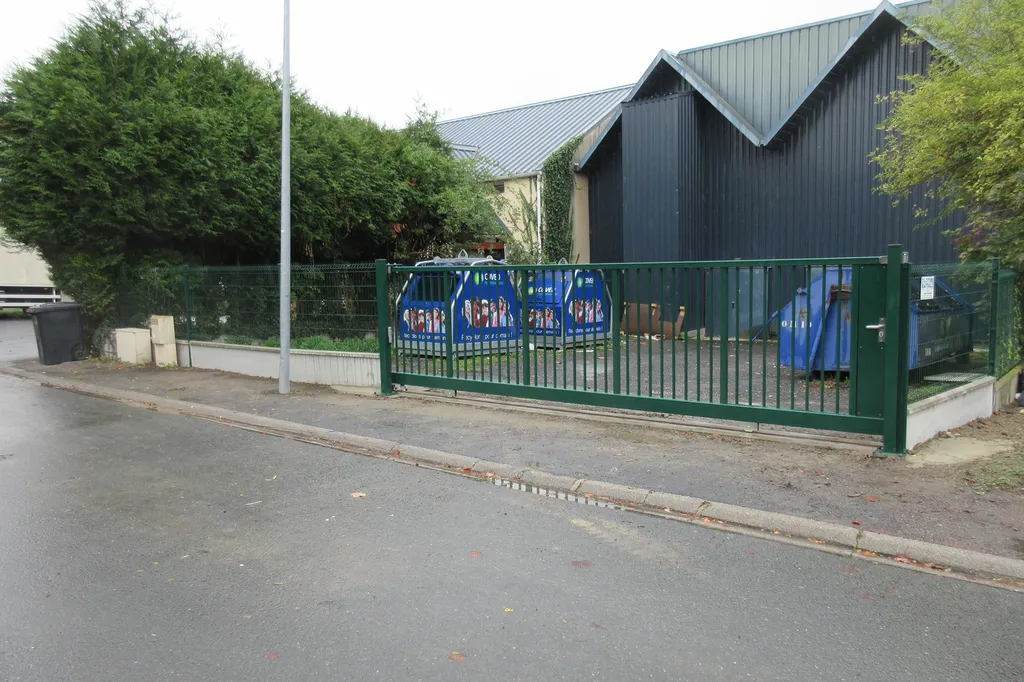 Installation de Portail coulissant autoportant motorisé, Clôtures de jardin et Aménagements d'entrées à Pont l'Évêque dans le Calvados 14 et ses communes limitrophes de Normandie