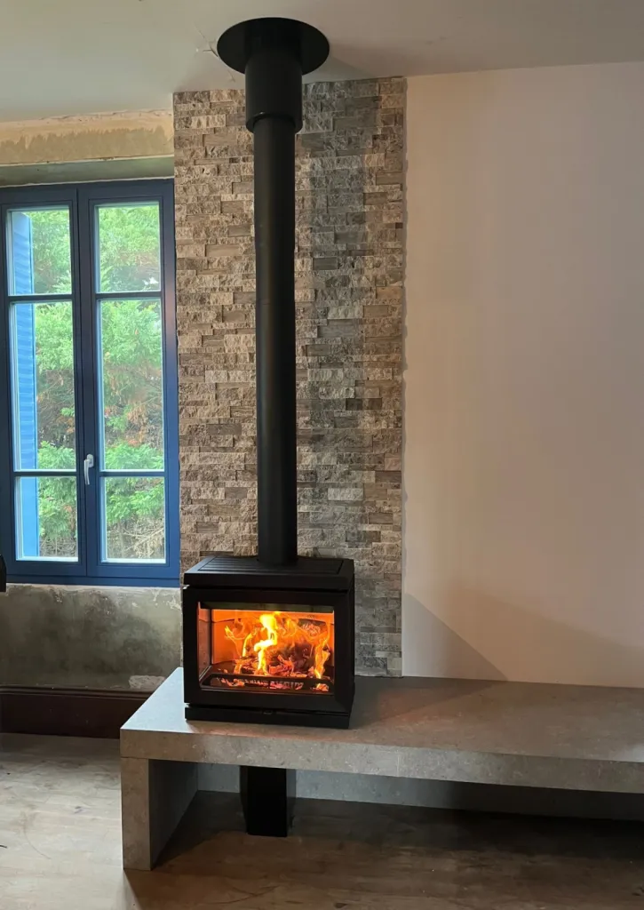 Pose d’un poêle à bois Jotul F 520 LB dans une maison à Chatuzange-le-Goubet, près de Valence