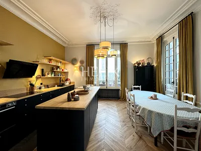 Dans un hôtel particulier sur un secteur privilégié et très recherché magnifique appartement avec jardin privatif