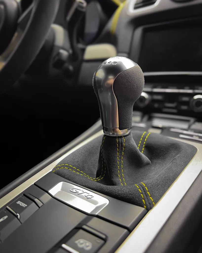 Entretien intérieur d’une Porsche Cayman GT4 par DSP Service à Le Mans