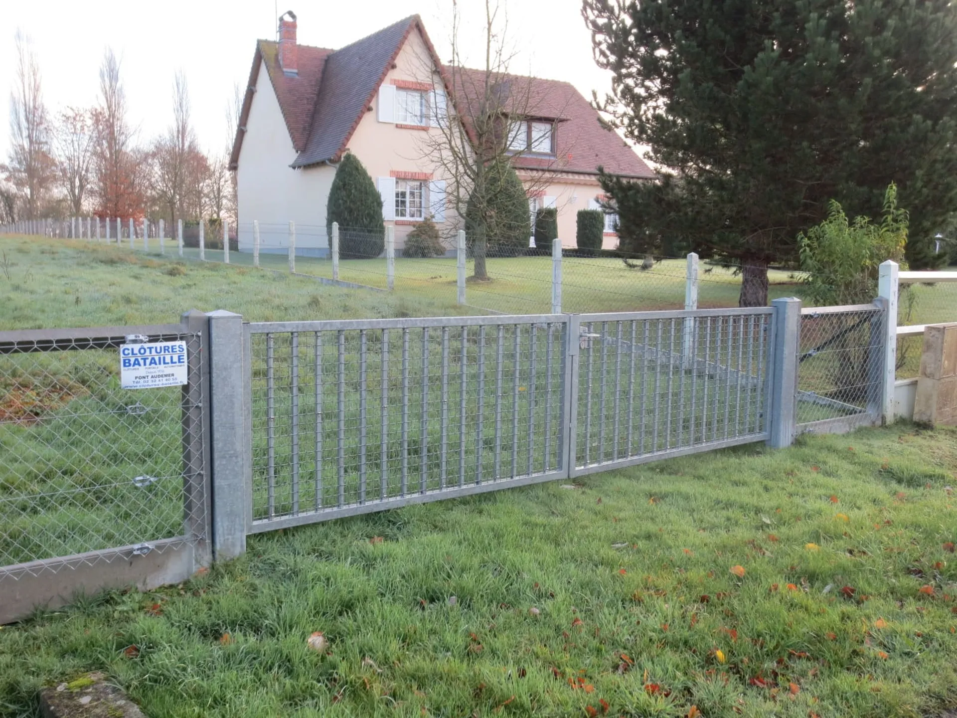 Installation de Portail champêtre en métal à deux vantaux, Fermetures de propriétés et Barrières de délimitation à Elbeuf dans la Seine-Maritime 76 et ses Alentours