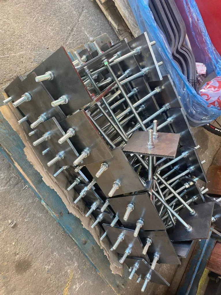 FABRICATION PLATINES DE SCELLEMENT  ACIER SUR MESURE AVEC PERCAGE ET TIGE FIETEES MARTIGUES 13