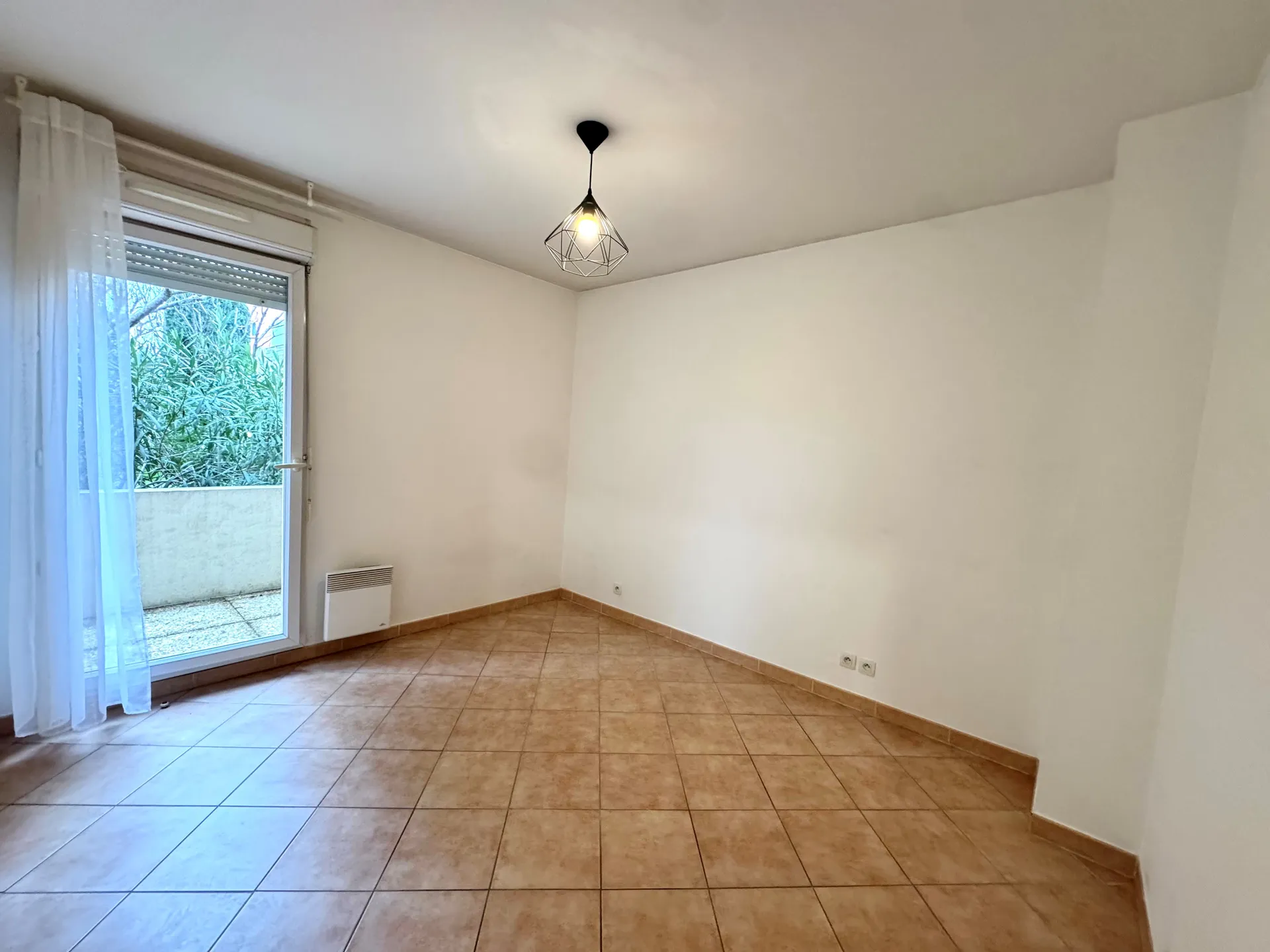 Vente- Aubagne quartier les Passons T2 dans une résidence sécurisée, situé au rez-de-chaussée avec une belle terrasse