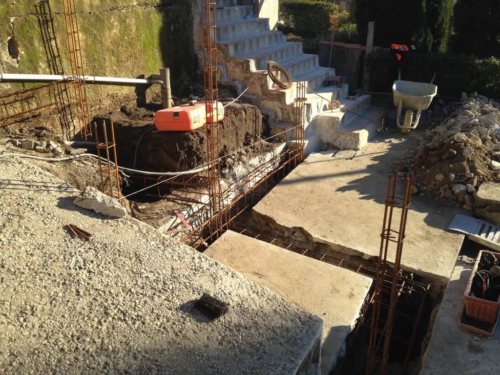 Agrandissement de la terrasse d'une maison individuelle à Salon de Provence - ouverture des fondations et armatures