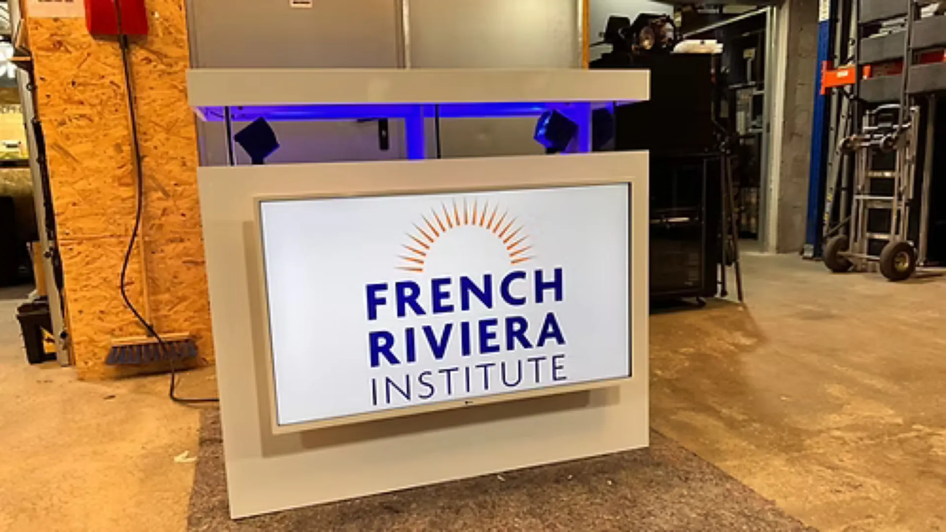 DESK BLANC AVEC ECRAN 43' 107CM DESK 1