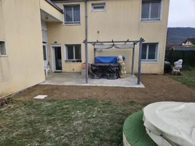 Réalisation d'une terrasse chez un particulier à Lagnieu dans l'Ain avec démolition de l'ancienne dalle, ragréage et pose de carrelage