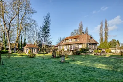 À Ouville-la-Rivière, maison familiale à vendre de 193 m² édifiée sur un terrain de 2 344 m², à seulement 5 minutes de Quiberville-sur-Mer.