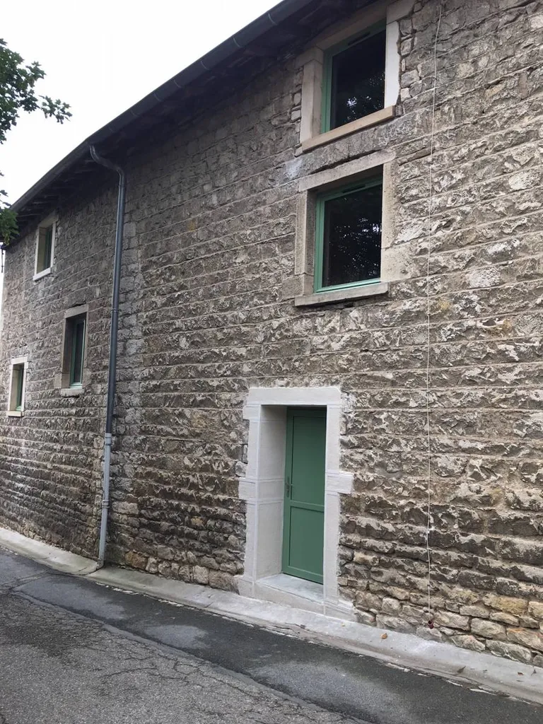 Pose de menuiseries bois peintes à Lucenay