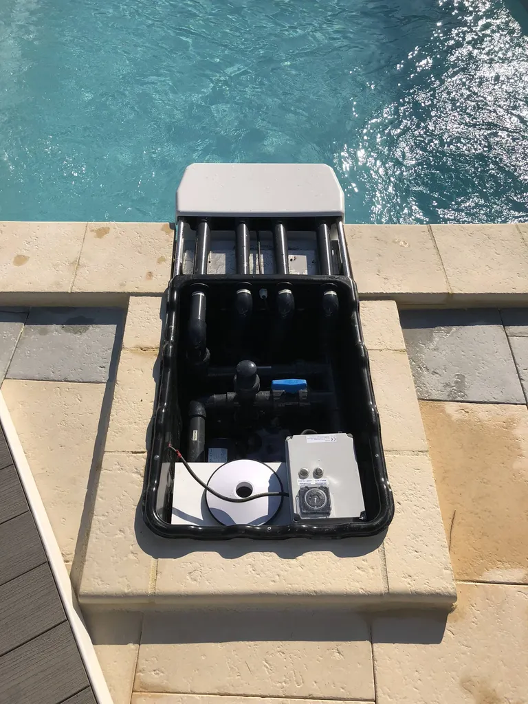 Piscine coque Krono avec bloc filtrant intégré – pose à Solliès-Pont, Cuers et alentours